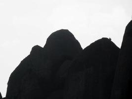 perfil das montanhas de montserrat na província de barcelona, catalunha, espanha. foto