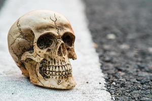 crânio de conceito de morte de estrada na rua de estrada de asfalto