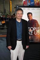 los angeles, 15 de junho - ang lee chega ao povo como nós laff estréia nos cinemas regal no la live em 15 de junho de 2012 em los angeles, ca foto