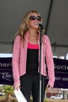 los angeles, 30 de julho - julie marie berman no 2nd anual american cancer society s hollywood relay for life at helen bernstein high school em 30 de julho de 2011 em los angeles, ca foto