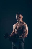 homem músculo fazendo cachos bíceps foto