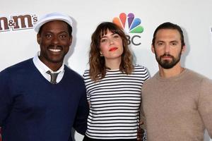 los angeles, 26 de maio - sterling k brown, mandy moore, milo ventimiglia no red nose day 2016 especial no universal studios em 26 de maio de 2016 em los angeles, ca foto