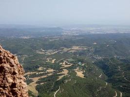 vistas das montanhas de montserrat ao norte da cidade de barcelona. foto