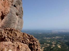 vistas das montanhas de montserrat ao norte da cidade de barcelona. foto