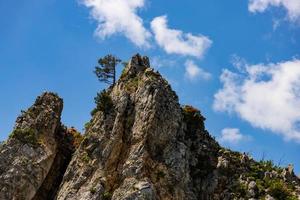 rocha vermelha, falésia no vale gurzuf, na costa sul da península da criméia, localizada a uma altitude de 430 metros acima do nível do mar. foto