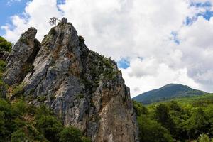 rocha vermelha, falésia no vale gurzuf, na costa sul da península da criméia, localizada a uma altitude de 430 metros acima do nível do mar. foto