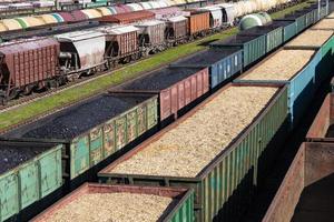 carros de carvão, lascas de madeira e serragem no trem. aquecimento global. produção de energia. foto