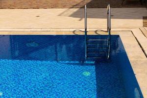 piscina exterior com água azul sem pessoas. foto