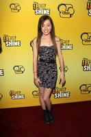 los angeles, 5 de junho - allisyn ashley arm chegando na estréia do disney channel s let it shine no dga theater em 5 de junho de 2012 em los angeles, ca foto