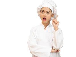 mulher asiática em uniforme de chef está cozinhando na cozinha foto