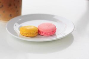 macarons franceses doces e coloridos na mesa branca foto