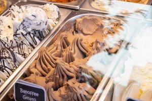 exibição de gelato de sorvete na loja foto