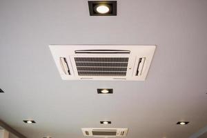 sistema de ar condicionado tipo cassete montado no teto foto
