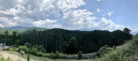 uma vista panorâmica de montanhas e floresta foto