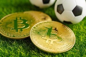 bitcoin de ouro com bola de futebol ou futebol, criptomoeda usada em apostas esportivas online. foto