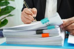 empresário trabalhando e preparar dados de relatório de papelada para analisar informações no fichário de arquivo no escritório.