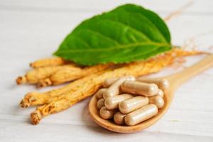 raízes de ginseng e folha verde, comida saudável. foto