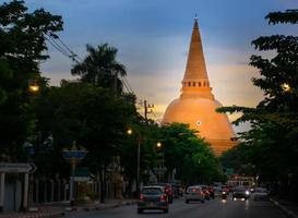 phra pathom chedi durante o período crepuscular, pagode no budismo, religião das pessoas na tailândia, beleza do pagode. foto