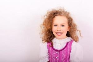 retrato de uma menina pequena em roupas tradicionais da Baviera foto