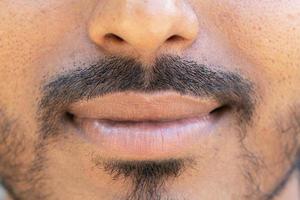 close-up de lábios carnudos masculinos perfeitos após injeção de enchimento foto
