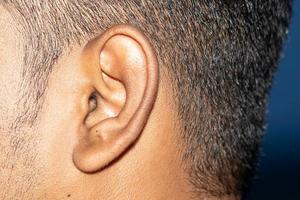 tiro de detalhe macro de close-up de ouvido humano foto