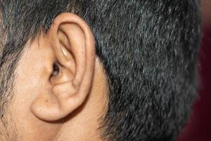 tiro de detalhe macro de close-up de ouvido humano foto