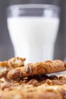 biscoitos crocantes com amendoim torrado foto