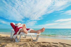 banhos de sol papai noel relaxante na praia tropical foto