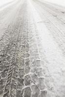 marca de pneu de carro na neve derretida foto