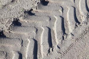 pegadas no caminhão de areia foto