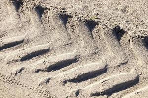 pegadas no caminhão de areia foto