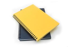 pilha de classificadores livro ou notebook isolado no branco foto