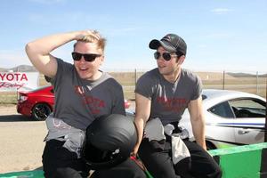 los angeles, 21 de fevereiro - brett davern, nathan kress no grand prix of long beach pro celebridade race training no willow springs international raceway em 21 de março de 2015 em rosamond, ca foto