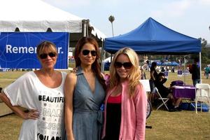 los angeles, 30 de julho - nancy grahn, lisa locicero, julie marie berman no 2nd anual american cancer society s hollywood relay for life em 30 de julho de 2011 em los angeles, ca foto