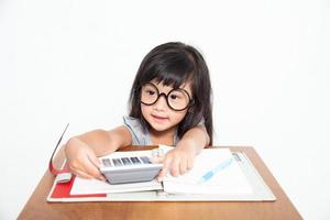 menina estudante asiática com caderno e calculadora isolar