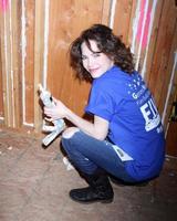 los angeles, 8 de março - rebecca herbst no 5º dia de construção anual do hospital geral para a humanidade fan build day em local privado em 8 de março de 2014 em lynwood, ca foto