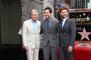 vlos angeles, 1 de julho - michael douglas, paul rudd, adam scott na cerimônia de estrela da calçada da fama de hollywood de paul rudd na calçada do teatro el capitan em 1 de julho de 2015 em los angeles, ca foto