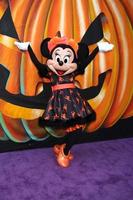 los angeles, 1 de outubro - minnie mouse no evento vip disney halloween na loja pop up de produtos de consumo disney em 1 de outubro de 2014 em glendale, ca foto