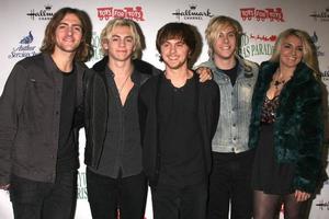 los angeles, 30 de novembro - r5, ross lynch no desfile de natal de hollywood 2014 no hollywood boulevard em 30 de novembro de 2014 em los angeles, ca foto