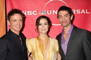 los angeles, 13 de janeiro - david lyons, summer glau, james frain chega na festa nbc tca winter 2011 no langham huntington hotel em 13 de janeiro de 2010 em westwood, ca foto