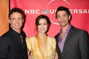 los angeles, 13 de janeiro - david lyons, summer glau, james frain chega na festa nbc tca winter 2011 no langham huntington hotel em 13 de janeiro de 2010 em westwood, ca foto