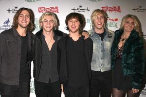 los angeles, 30 de novembro - r5, ross lynch no desfile de natal de hollywood 2014 no hollywood boulevard em 30 de novembro de 2014 em los angeles, ca foto