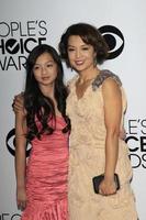 los angeles, 8 de janeiro - michaela zee, ming-na wen no People's Choice Awards 2014 chegadas ao nokia theatre no la live em 8 de janeiro de 2014 em los angeles, ca foto