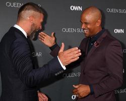 los angeles, 29 de agosto - greg vaughan, dondre t whitfield na estréia do próprio s queen sugar nos estúdios dos irmãos warner em 29 de agosto de 2016 em burbank, ca foto