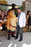 los angeles, 23 de outubro - antonio banderas chegando ao gato de botas estreia no teatro regency village em 23 de outubro de 2011 em westwood, ca foto