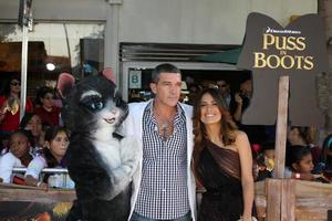 los angeles, 23 de outubro - antonio banderas, salma hayek chegando ao gato de botas estreia no teatro regency village em 23 de outubro de 2011 em westwood, ca foto