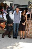 los angeles, 23 de outubro - antonio banderas, salma hayek chegando ao gato de botas estreia no teatro regency village em 23 de outubro de 2011 em westwood, ca foto