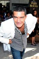 los angeles, 23 de outubro - antonio banderas chegando ao gato de botas estreia no teatro regency village em 23 de outubro de 2011 em westwood, ca foto