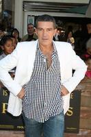 los angeles, 23 de outubro - antonio banderas chegando ao gato de botas estreia no teatro regency village em 23 de outubro de 2011 em westwood, ca foto