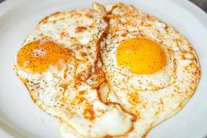 ovos fritos café da manhã proteína branca fresca gema refeição saudável comida lanche dieta na mesa cópia espaço fundo de comida foto